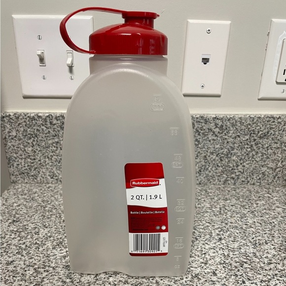 Rubbermaid, Flexible 2qt/1L Red Top & Frosted Clear Container with indented grip - Picture 8 of 14